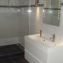 Badkamer: douche en wastafel