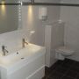 Badkamer: wastafel en toilet